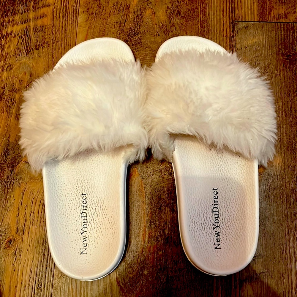 Fun white sandals with faux fur on top size 39
